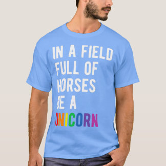 T-shirt Dans Un Champ de Chevaux Soyez une licorne Ts tass