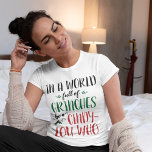 T-shirt Dans un monde de Grinches Be a Cindy-Lou Who Citat<br><div class="desc">Ce t-shirt "In a World of Grinches, Be a Cindy Lou Who" présente une citation inspirante inspirée de How the Grinch Stole Christmas, nous rappelant de répandre la gentillesse et la positivité, tout comme le gentil Cindy Lou Who. Avec son design ludique et son message gai, cette chemise est parfaite...</div>