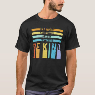 T-shirt Dans un monde être amoureux Tolerance Idée amicale