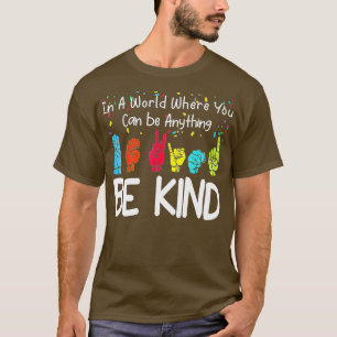 T-shirt Dans Un Monde Où L'On Peut Être N'Importe Quoi D'A