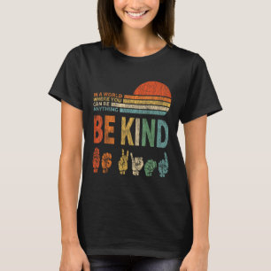 T-shirt Dans Un Monde Où L'On Peut Être N'Importe Quoi Sig