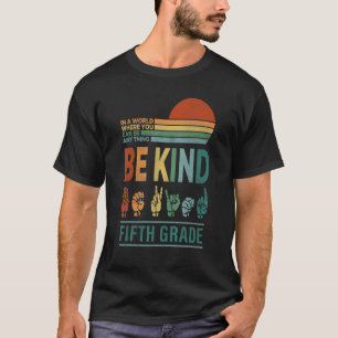 T-shirt Dans Un Monde Où Votre Équipe De 5E Année Revient