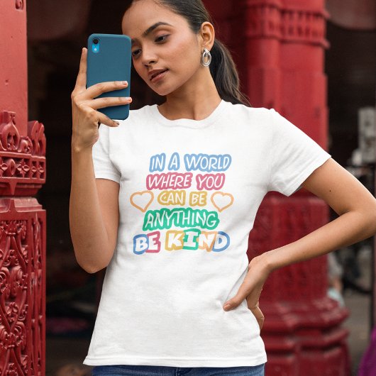 T-shirt Dans un monde où vous pouvez être n'importe quoi,