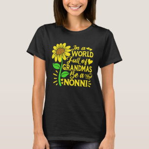 T-shirt Dans un monde plein de grand-mères Be A Nonni Moth