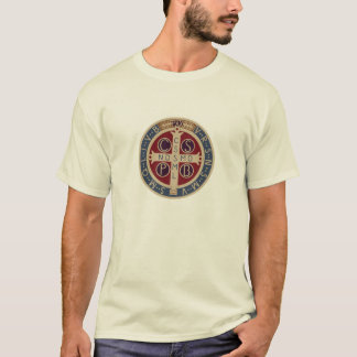 T-shirt de couleur claire avec la médaille de St