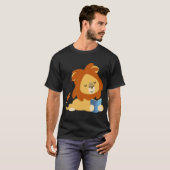 T-shirt de lion de bande dessinée de lecture (Devant entier)