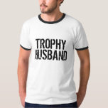 T-shirt de mari de trophée pour les hommes mariés<br><div class="desc">T-shirt de mari de trophée pour l'homme marié. Idée mignonne de cadeau de mariage,  d'enterrement de vie de jeune garçon ou de lune de miel pour le marié. Citation drôle de mariage,  personalizable.</div>