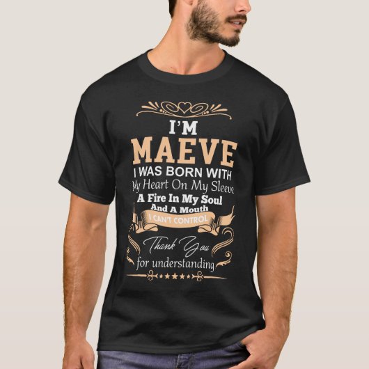 T-shirt Définition du nom de la fille Maeve (Devant)