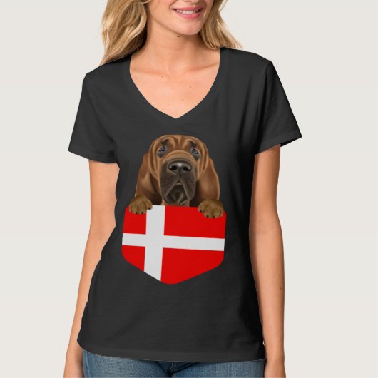 T-shirt Denmark Flag Bloodhound Dog In Pocket (Devant)