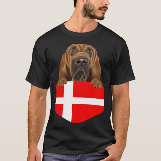 T-shirt Denmark Flag Bloodhound Dog In Pocket (Devant)