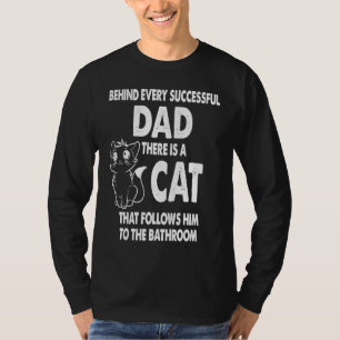 T-shirt Derrière chaque papa qui réussit un chat le suit N