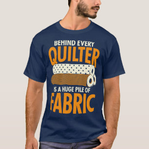 T-shirt Derrière Chaque Quilter Se Trouve Un Immense Pile