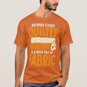 T-shirt Derrière Chaque Quilter Se Trouve Un Immense Pile 