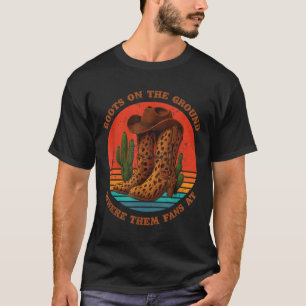 T-shirt Des Bottes Sur Le Terrain Des Ventilateurs Où Ils