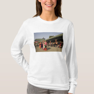 T-shirt Des danseurs folkloriques amateurs en costume dive