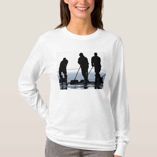 T-shirt Des marins balaient la baie du hangar (Devant)