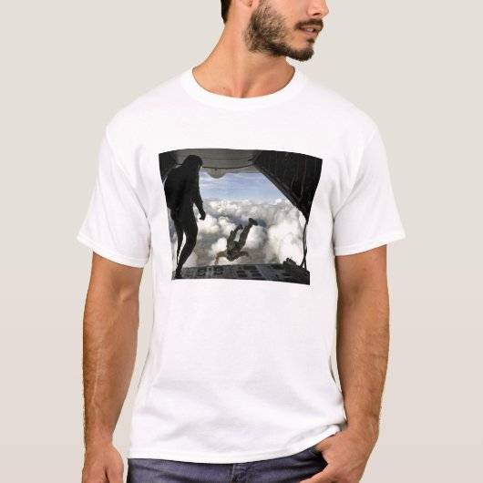 T-shirt Des parachutistes sautent à l'arrière d'un C-130 (Devant)