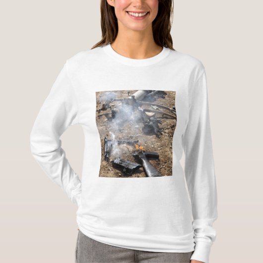 T-shirt Des pièces d'armes ennemies sont mises à la dispos (Devant)
