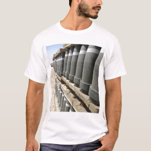 T-shirt Des rangées des munitions sont empilées et
