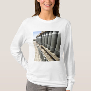 T-shirt Des rangées des munitions sont empilées et