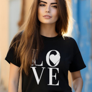 T-shirt Design de logo Classy LOVE avec texte blanc et coe