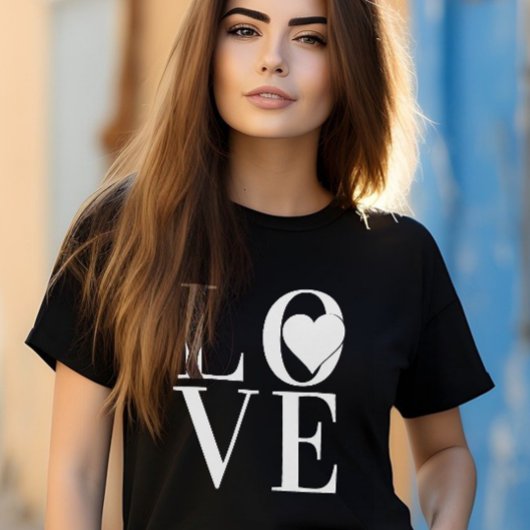 T-shirt Design de logo Classy LOVE avec texte blanc et coe