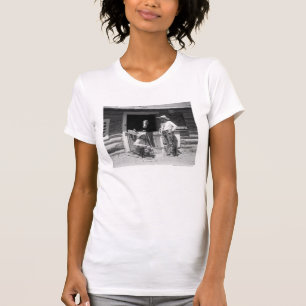 T-shirt Deux cowboys se tenant à côté d'une grange avec