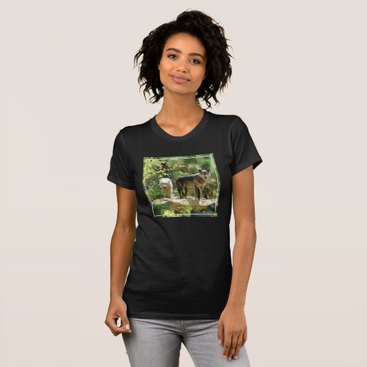T-shirt Deux loups gris dans la forêt (Devant entier)