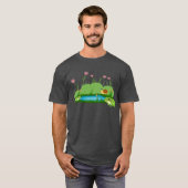 T-shirt Deux mignonnes grenouilles et un escargot assis au (Devant entier)
