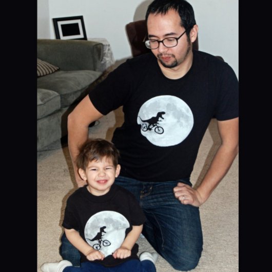 T-shirt Dinosaure sur un vélo dans le ciel avec la lune