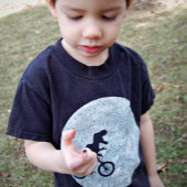 T-shirt Dinosaure sur un vélo dans le ciel avec la lune