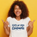 T-shirt diplômé de la promotion 2026 tenue moderne marine<br><div class="desc">Célébrez la remise des diplômes avec ce t-shirt élégant qui présente un « diplômé de la promotion 2026 » en gras et en caractères brushy marine ainsi que du texte personnalisable qui peut être le nom de l'école ou autre chose. Choisissez votre t-shirt de couleur d'école et portez fièrement ce...</div>