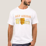 T-shirt Dites Fromage Brie Cheddar Fromages suisses Foodie<br><div class="desc">Tee - shirt présente une rangée d'illustrations de fromages,  dont du fromage suisse,  du cheddar et du brie,  avec du FROMAGE SAY dans une police orange amusante. Créé à partir d'une illustration de marqueur originale.</div>