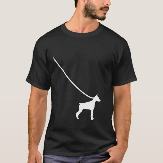 T-shirt Doberman Pinscher Sur Un Poignard En Feuilles Anim (Devant)