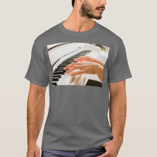 T-shirt doigts et mains d'une femme jouant d'un piano blan