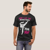 T-shirt Don't Let The Ponytail Fool You Karate Funny Karat (Devant entier)