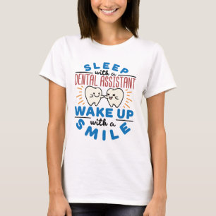 T-shirt Dormir avec une assistante dentaire Réveillez-vous