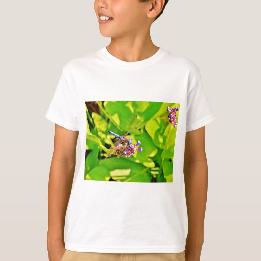T-shirt Dragonfly de couleur arc-en-ciel sur une fleur ros (Devant)