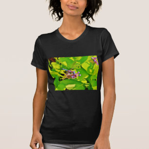 T-shirt Dragonfly de couleur arc-en-ciel sur une fleur ros