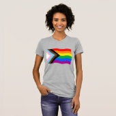 T-shirt Drapeau agitant Progress Pride (Devant entier)