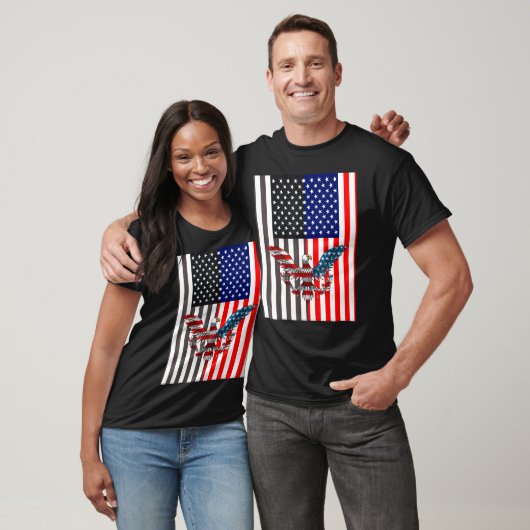 T-shirt Drapeau Noir Usa À Côté Drapeau Usa Avec Aigle Usa (Unisexe)