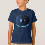 T-shirt Dreidel bleu brillant<br><div class="desc">Un rêve moderniste bleu métallique contre un arrière - plan sombre et nocturne. Deux des lettres hébraïques trouvées sur un dreidel,  une nonne et un shin,  brillent brillamment. Le texte "Happy Hanoukka !" apparaît également en bleu et blanc éclatant.</div>