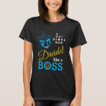 T-shirt Dreidel Comme Un Patron Hanoukka<br><div class="desc">Style DREIDEL comme un T-shirt BOSS Hanoukka, conçu avec le dreidel bleu et la typographie bleue, jaune et blanche. Dans le coin supérieur droit, vous pouvez lire les noms des quatre côtés du dreidel dans un format de casse-tête (HEI peut être changé en HEY ou HAY, si nécessaire). A l'intérieur...</div>