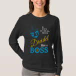 T-shirt Dreidel Moderne Comme Un Patron Hanoukka<br><div class="desc">DREIDEL moderne et design, comme un T-shirt à long feutre de BOSS Hanoukka. Le design montre un dreidel bleu cyan et une typographie bleue, jaune et blanche. Dans le coin supérieur droit, vous pouvez lire les noms des quatre côtés du dreidel dans un format de casse-tête (HEI peut être changé...</div>