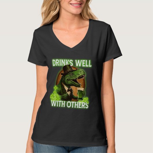 T-shirt Drinks Well With Others (Devant)