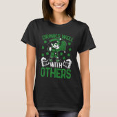 T-shirt Drinks Well With Others Irish C St Patrick's Day (Devant)