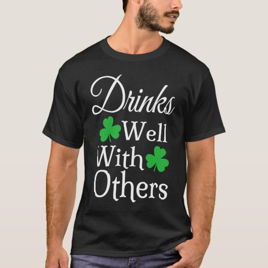 T-shirt Drinks Well With Others Irish  St Patricks Day Dri (Devant)