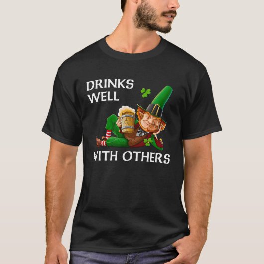 T-shirt Drinks Well With Others Leprechaun Patrick s Day B (Devant)