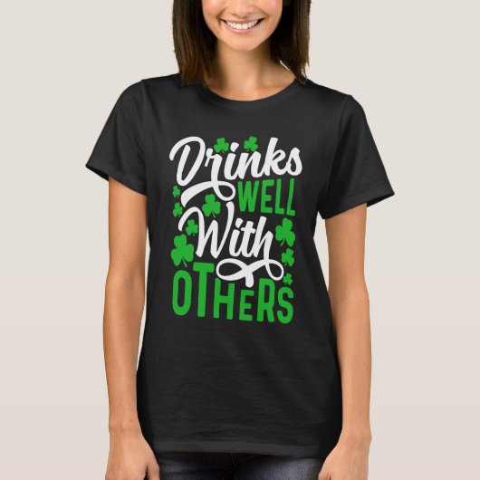 T-shirt Drinks Well With Others   St Patricks Day Shamrock (Devant)