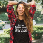 T-shirt Drôle Achetez-moi Vin Parlez-moi du vrai crime Fem<br><div class="desc">Achète-moi du vin et parle-moi du vrai crime. Un t-shirt féminin amusant pour une femme au sens de l'humour qui aime écouter des podcasts sur des tueurs en série ou regarder chaque documentaire sur le meurtre là-bas.</div>